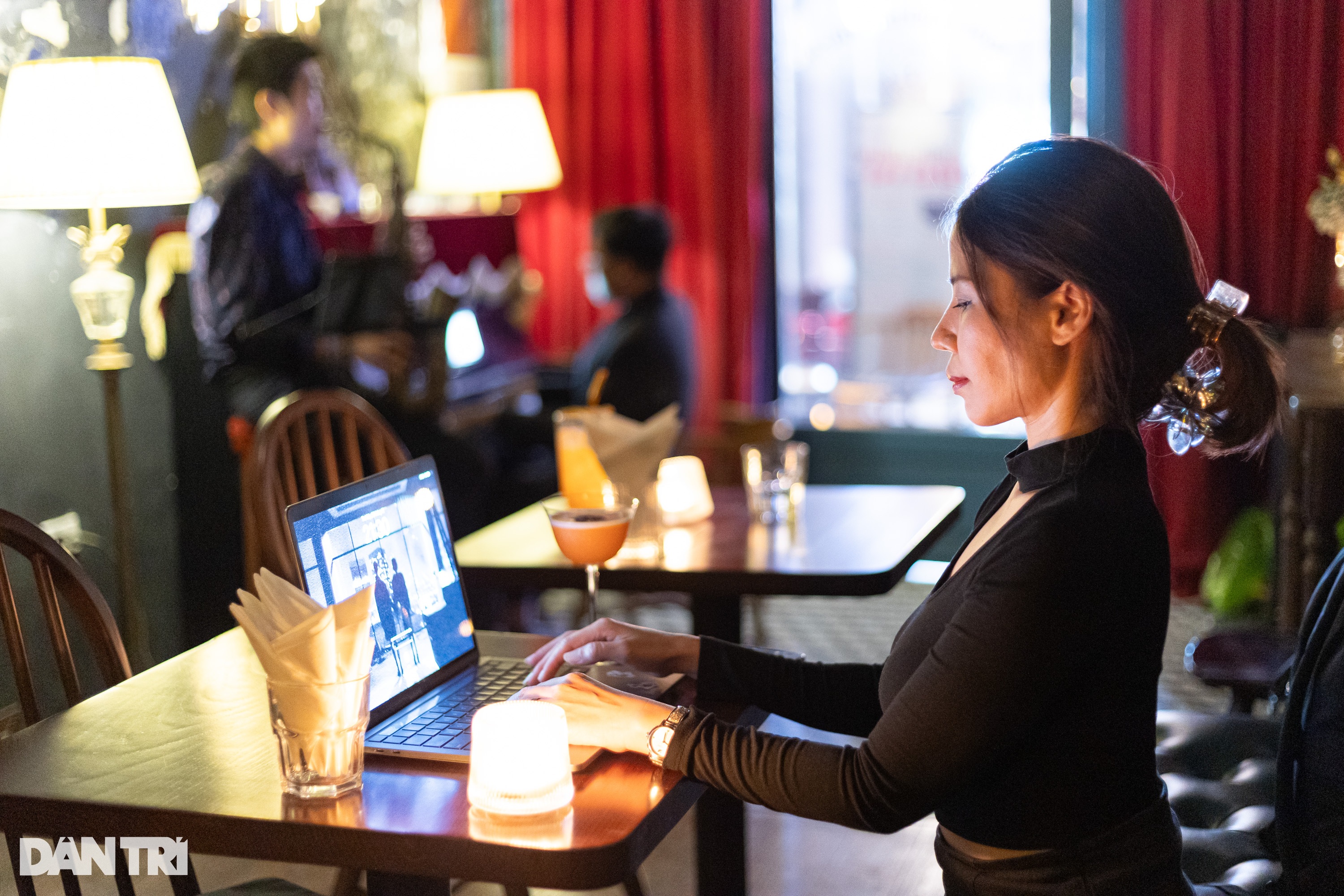 Hà Nội: Người trẻ đi bar 6 lần một tuần để... làm việc - 4 Hà Nội: Người trẻ đi bar 6 lần một tuần để... làm việc - 4
