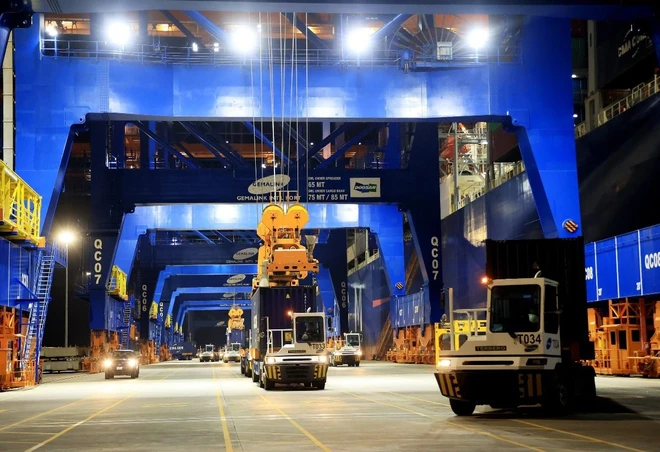 Vận chuyển container hàng xuất nhập khẩu tại Cảng quốc tế Gemalink, thị xã Phú Mỹ (tỉnh Bà Rịa-Vũng Tàu). (Ảnh: Hồng Đạt/TTXVN) kinh te viet nam 2.jpg
