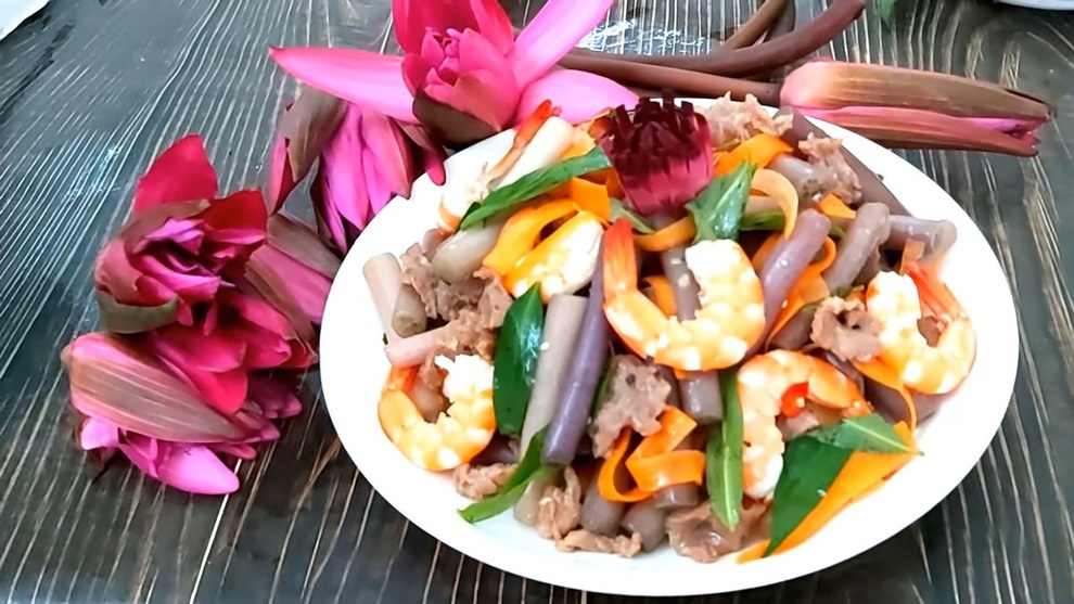 Lần đầu thấy cảnh người Việt Nam thu hoạch hoa súng, khách Mỹ choáng ngợp - 4 Lần đầu thấy cảnh người Việt Nam thu hoạch hoa súng, khách Mỹ choáng ngợp - 4