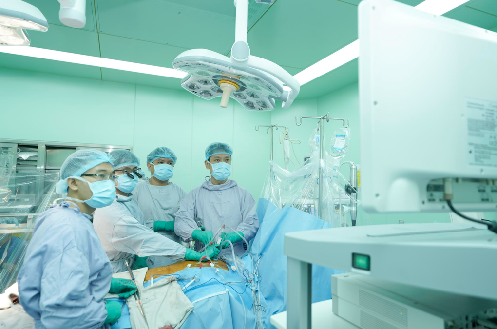 Phẫu thuật nội soi ở Việt Nam ngang tầm thế giới, bác sĩ 11 nước đến học - 2 Phẫu thuật nội soi ở Việt Nam ngang tầm thế giới, bác sĩ 11 nước đến học - 2