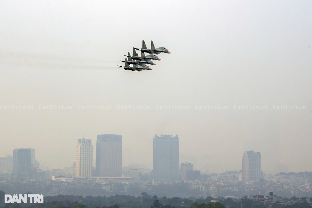 7 tiêm kích Su-30MK2 và 7 trực thăng Mi tập luyện trên bầu trời Hà Nội - 3 7 tiêm kích Su-30MK2 và 7 trực thăng Mi tập luyện trên bầu trời Hà Nội - 3