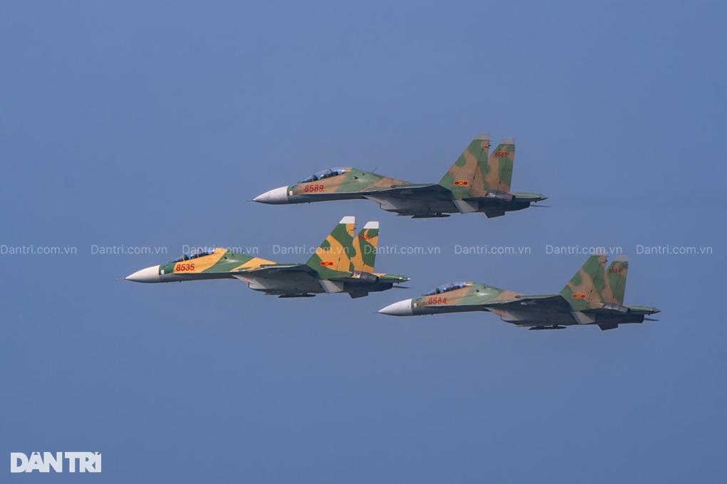 7 tiêm kích Su-30MK2 và 7 trực thăng Mi tập luyện trên bầu trời Hà Nội - 4 7 tiêm kích Su-30MK2 và 7 trực thăng Mi tập luyện trên bầu trời Hà Nội - 4
