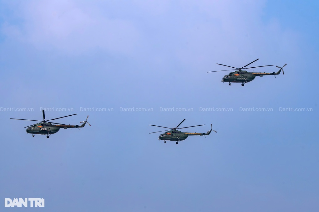 7 tiêm kích Su-30MK2 và 7 trực thăng Mi tập luyện trên bầu trời Hà Nội - 2 7 tiêm kích Su-30MK2 và 7 trực thăng Mi tập luyện trên bầu trời Hà Nội - 2