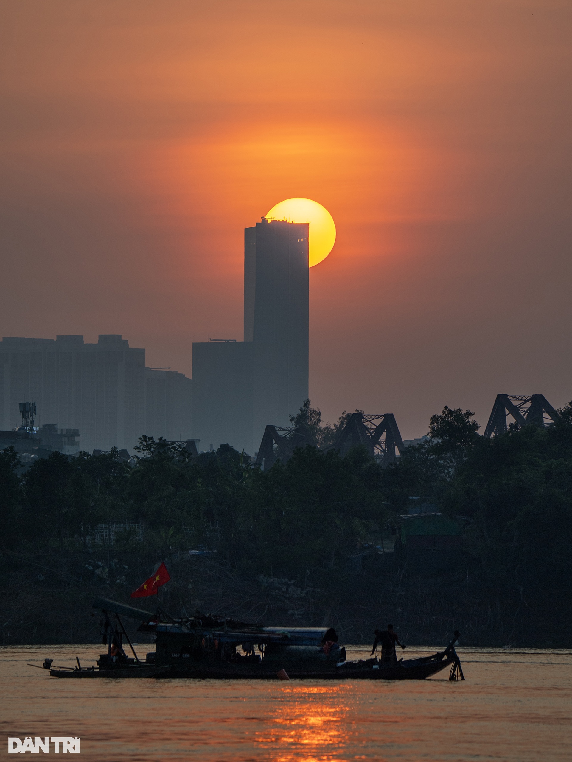 Ngắm hoàng hôn cuối thu rực rỡ trên 2 cây cầu nổi tiếng nhất Hà Nội - 2 Ngắm hoàng hôn cuối thu rực rỡ trên 2 cây cầu nổi tiếng nhất Hà Nội - 2