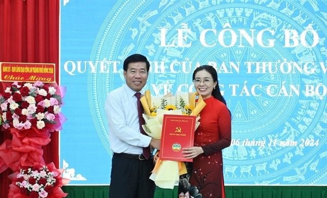 Đồng chí Nguyễn Mạnh Cường, Bí thư Tỉnh ủy Bình Phước trao Quyết định tiếp nhận, điều động đồng chí Phạm Thị Bích Thủy, Tỉnh ủy viên, nguyên Chánh án TAND tỉnh đến nhận công tác tại Thành ủy Đồng Xoài và giữ chức Bí thư Thành ủy Đồng Xoài.