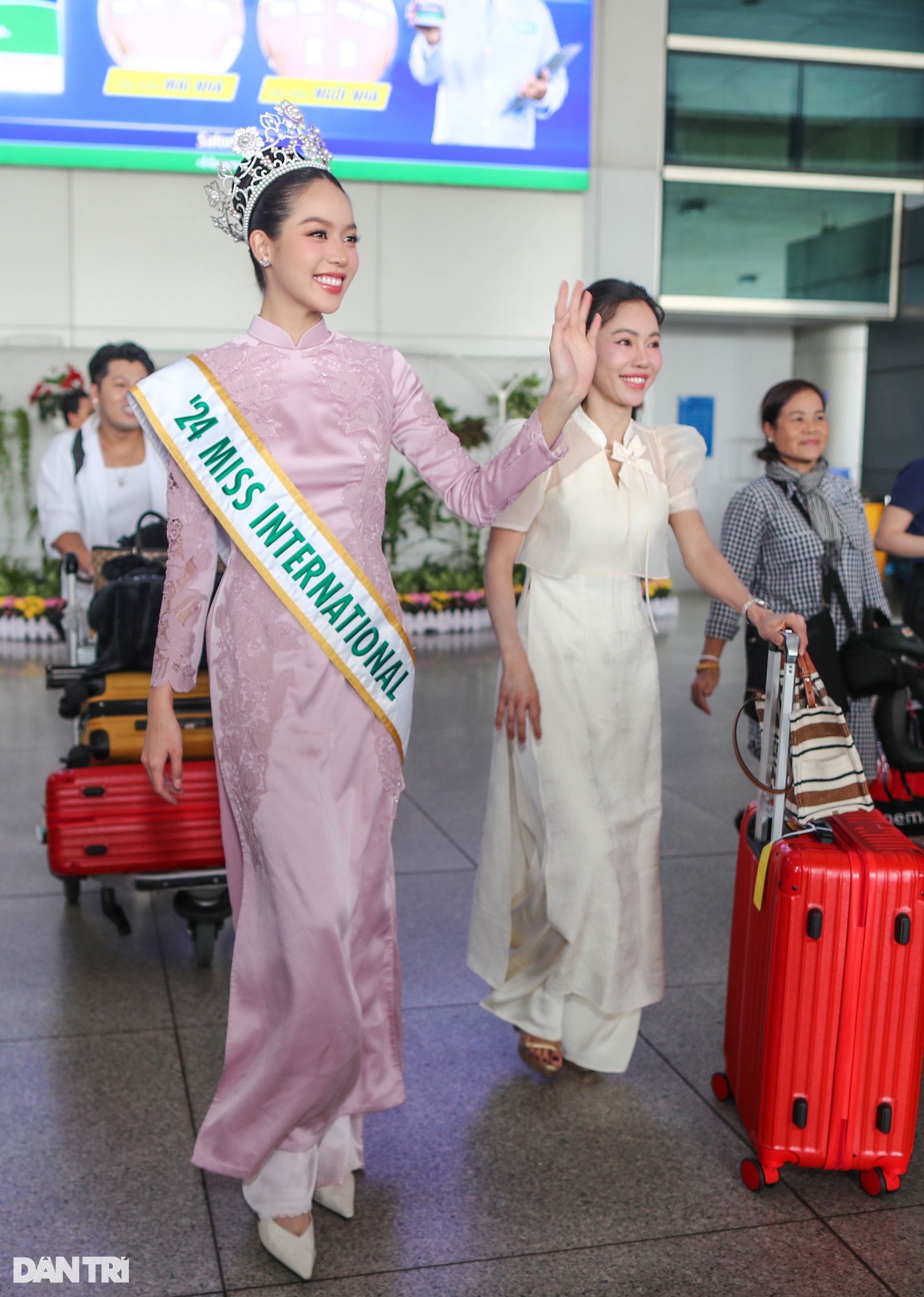 Hoa hậu Thanh Thủy đi xe buýt 2 tầng, người hâm mộ chạy xe máy theo reo hò - 2 Hoa hậu Thanh Thủy đi xe buýt 2 tầng, người hâm mộ chạy xe máy theo reo hò - 2
