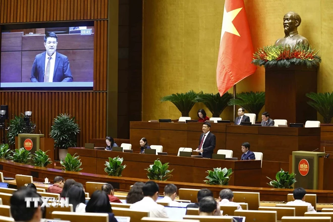 Viện trưởng Viện Kiểm sát Nhân dân Tối cao Nguyễn Huy Tiến giải trình, làm rõ một số vấn đề đại biểu Quốc hội nêu. (Ảnh: Doãn Tấn/TTXVN) ttxvn_hop quoc hoi 2.jpg