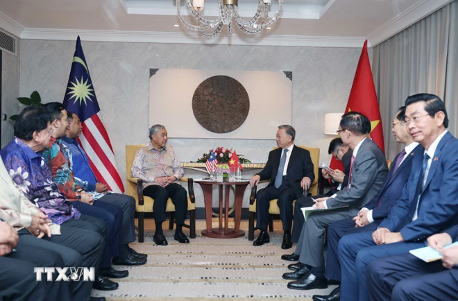 Tổng Bí thư Tô Lâm tiếp Phó Thủ tướng kiêm Bộ trưởng Bộ Phát triển nông thôn Malaysia, Chủ tịch Đảng Tổ chức Thống nhất Dân tộc Mã lai (UMNO) Dato’ Seri Dr. Ahmad Zahid Hamidi. (Ảnh: Thống Nhất/TTXVN) ttxvn_tong_bi_thu_to_lam_tiep_pho_thu_tuong_kiem_bo_truong_bo_phat_trien_nong_thon_malaysia2.jpg
