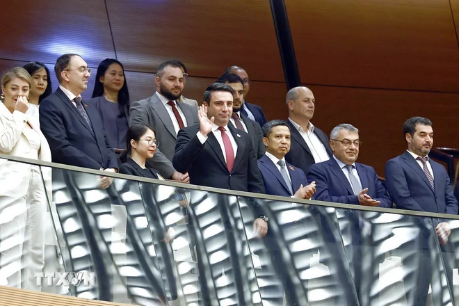 Chủ tịch Quốc hội Cộng hòa Armenia Alen Simonyan và Đoàn đại biểu Quốc hội Cộng hòa Armenia dự phiên họp của Quốc hội Việt Nam. (Ảnh: Doãn Tấn/TTXVN) ttxvn_vietnam_armenia 2.jpg