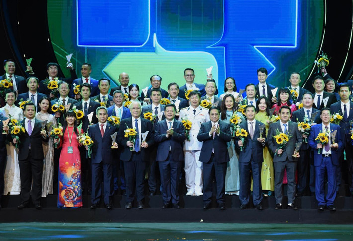 Vietnam Airlines tiếp tục được vinh danh là “Thương hiệu quốc gia” - Vietnam.vn Vietnam Airlines tiếp tục được vinh danh là “Thương hiệu quốc gia”