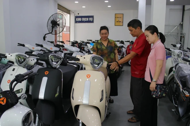 Xe máy, xe đạp điện đang là phương tiện được nhiều người lựa chọn. (Ảnh: Minh Hiếu/Vietnam+) xedien2.jpg.jpg