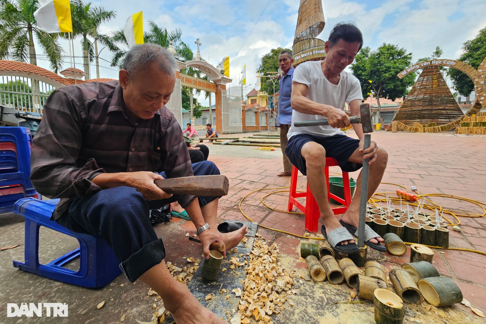 Độc đáo cây thông đón Giáng sinh làm từ 1.400 cây tre, nứa - 2 Độc đáo cây thông đón Giáng sinh làm từ 1.400 cây tre, nứa - 2
