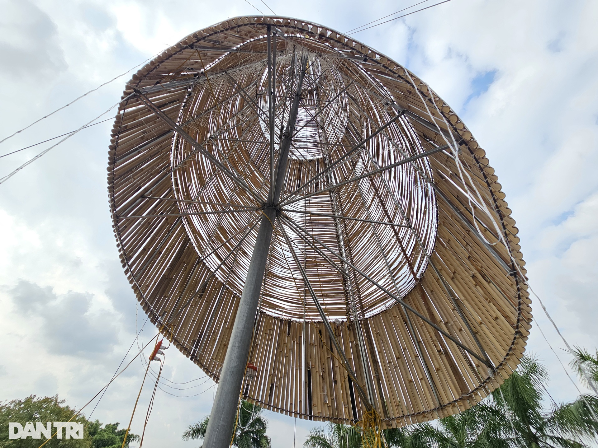 Độc đáo cây thông đón Giáng sinh làm từ 1.400 cây tre, nứa - 5 Độc đáo cây thông đón Giáng sinh làm từ 1.400 cây tre, nứa - 5