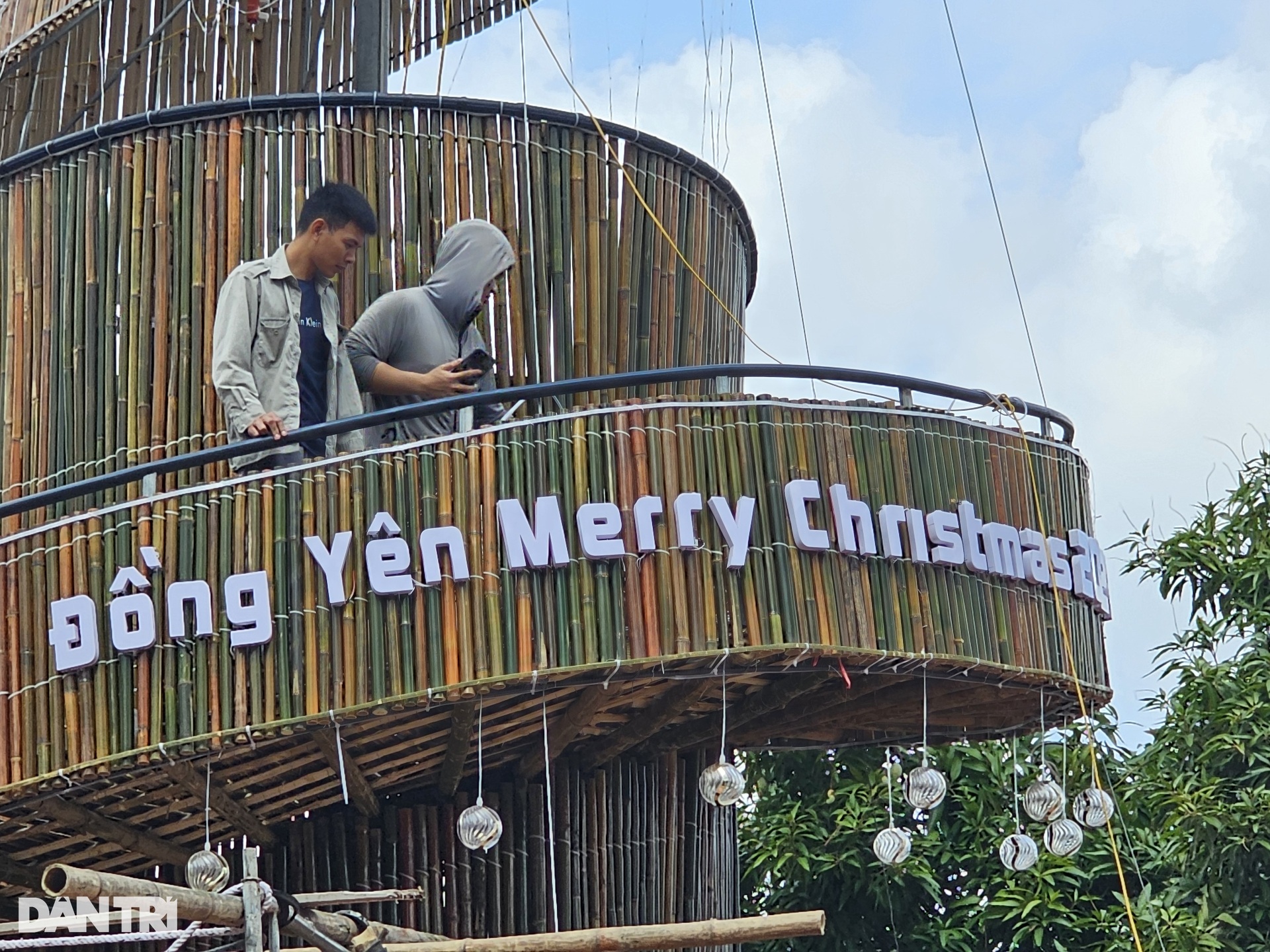 Độc đáo cây thông đón Giáng sinh làm từ 1.400 cây tre, nứa - 6 Độc đáo cây thông đón Giáng sinh làm từ 1.400 cây tre, nứa - 6
