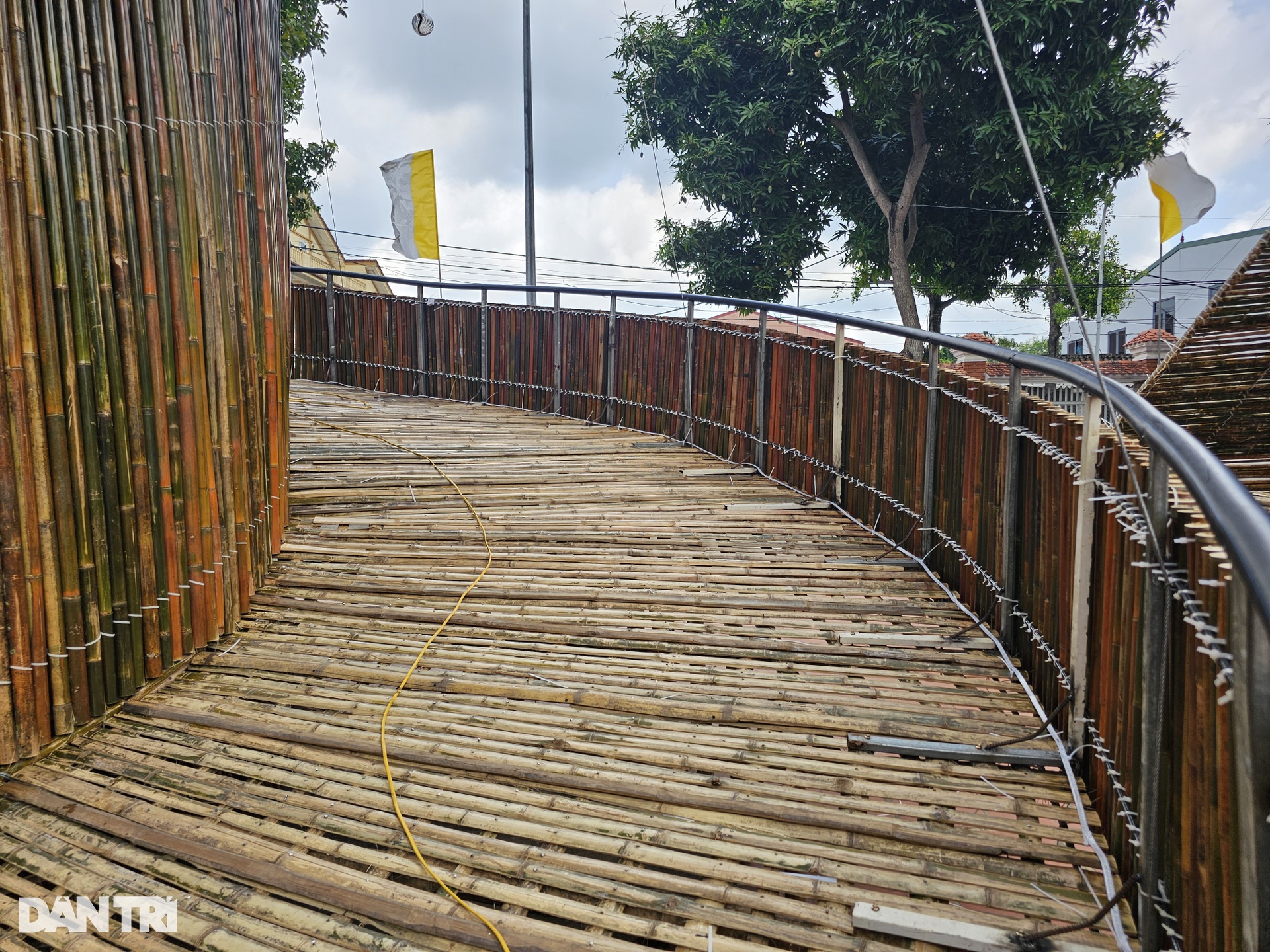Độc đáo cây thông đón Giáng sinh làm từ 1.400 cây tre, nứa - 8 Độc đáo cây thông đón Giáng sinh làm từ 1.400 cây tre, nứa - 8