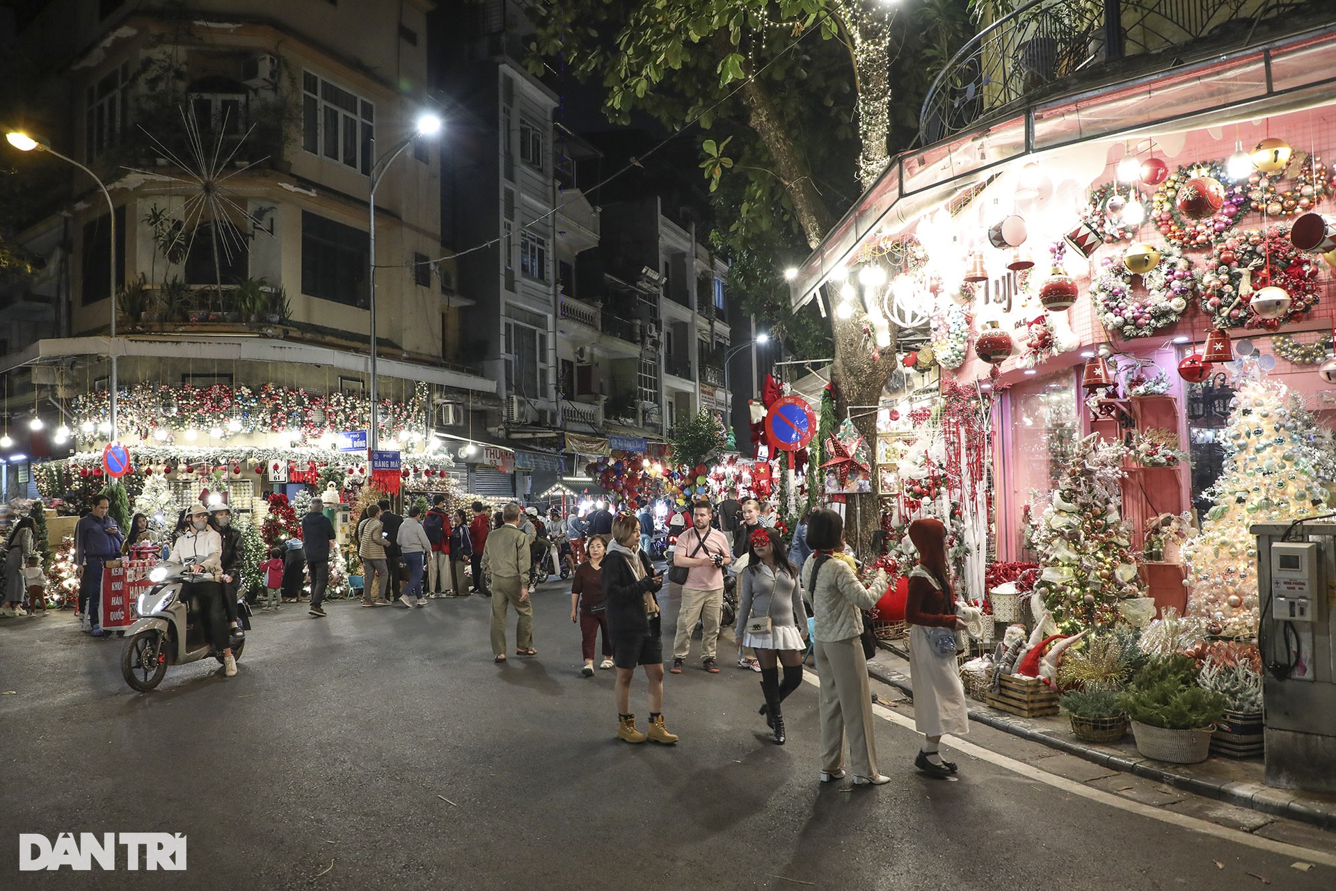 Không khí sôi động đón Noel sớm trên đường phố Hà Nội - 9 Không khí sôi động đón Noel sớm trên đường phố Hà Nội - 9