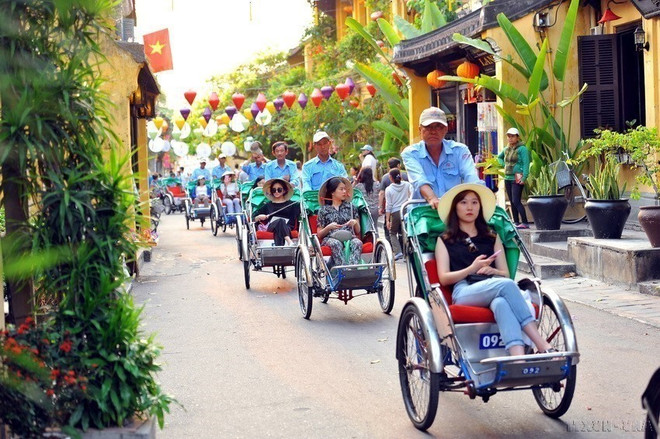 Khách du lịch trong và ngoài nước tham quan phố cổ Hội An. (Ảnh: Minh Đức/TTXVN) TTXVN_1507Hoian3.jpg