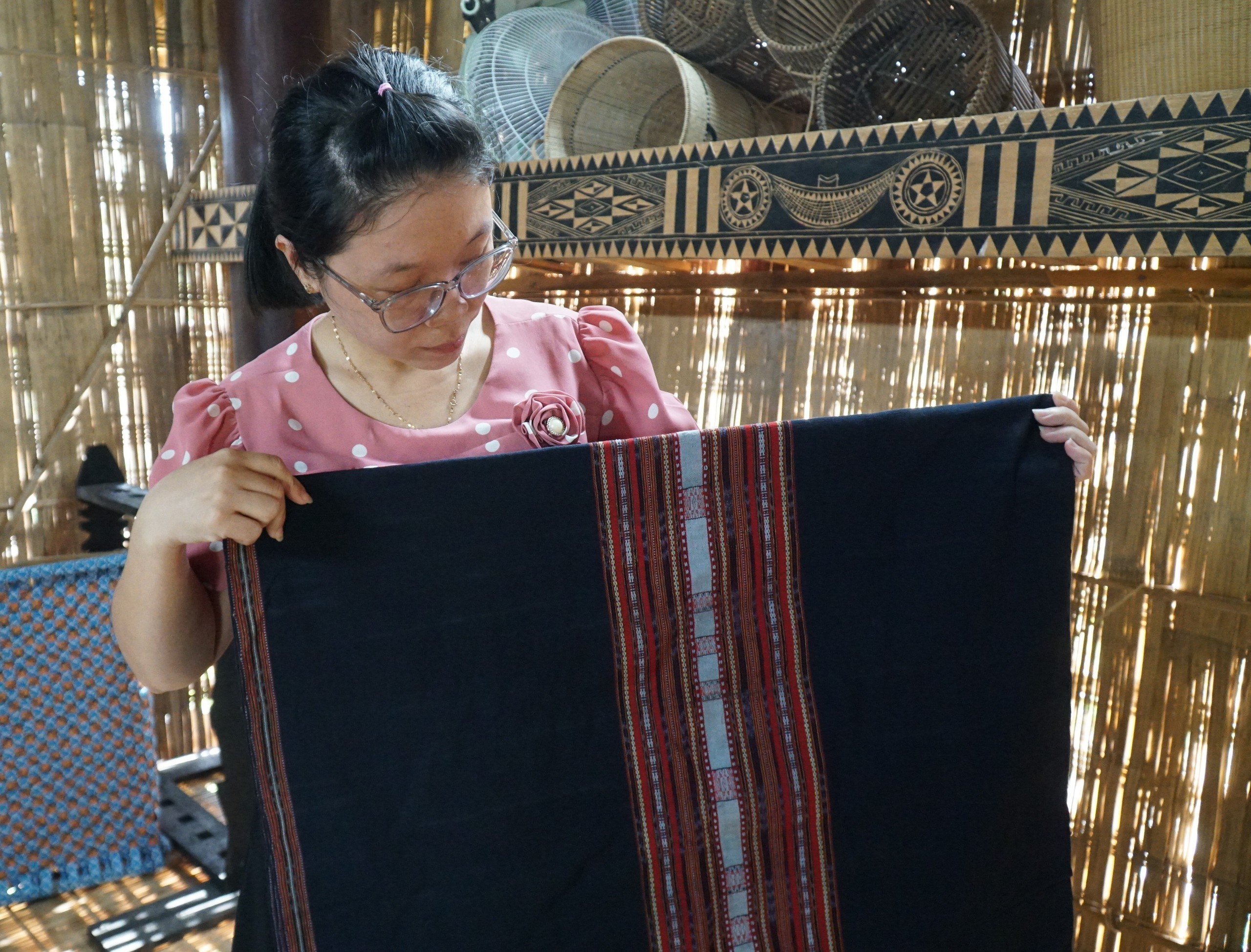 Du khách thích thú sản phẩm thủ công truyền thống của người Ba Na- Ảnh 5. Du khách thích thú sản phẩm thủ công truyền thống của người Ba Na- Ảnh 5.