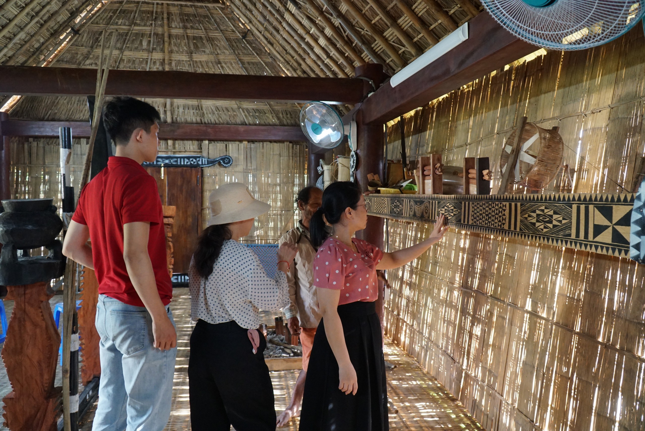 Du khách thích thú sản phẩm thủ công truyền thống của người Ba Na- Ảnh 6. Du khách thích thú sản phẩm thủ công truyền thống của người Ba Na- Ảnh 6.