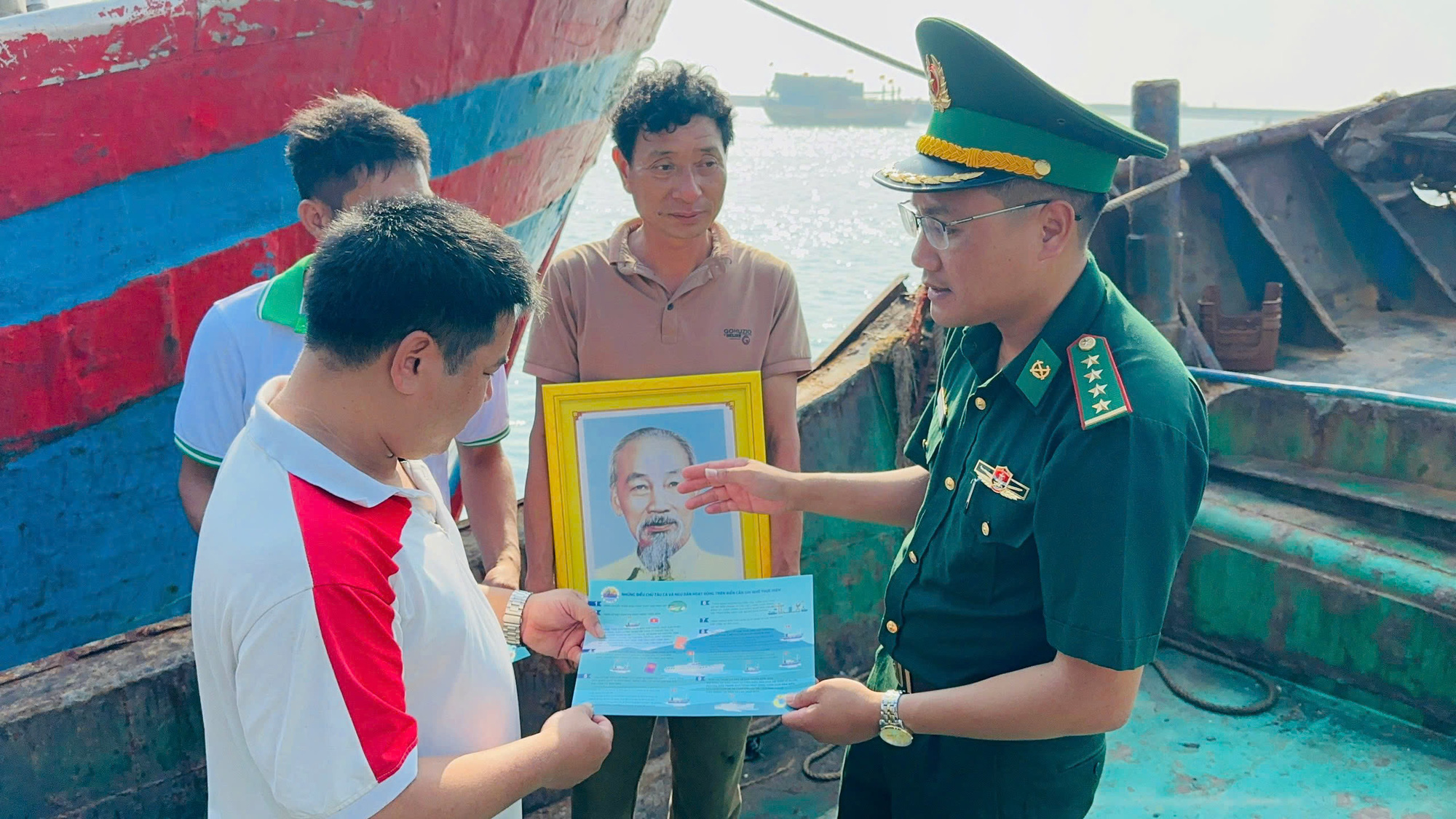 Quảng Ngãi siết chặt quản lý, đào tạo thuyền trưởng máy trưởng để chống khai thác IUU - Ảnh 3.