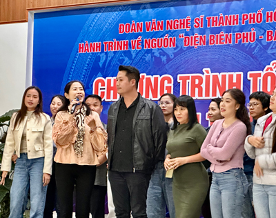 MC Quỳnh Hoa (cầm micro) cùng các văn nghệ sĩ tham gia chuyến về nguồn với chủ đề “Điện Biên Phủ - Bản hùng ca thế kỷ” vào tháng 11-2024 MC Quỳnh Hoa (cầm micro) cùng các văn nghệ sĩ tham gia chuyến về nguồn với chủ đề “Điện Biên Phủ - Bản hùng ca thế kỷ” vào tháng 11-2024