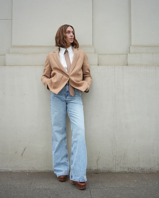 Blazer, chiếc áo khoác đang 'chiếm sóng' mùa đông, đẹp nhất khi mặc cùng quần jeans xanh- Ảnh 4. Blazer, chiếc áo khoác đang 'chiếm sóng' mùa đông, đẹp nhất khi mặc cùng quần jeans xanh- Ảnh 4.