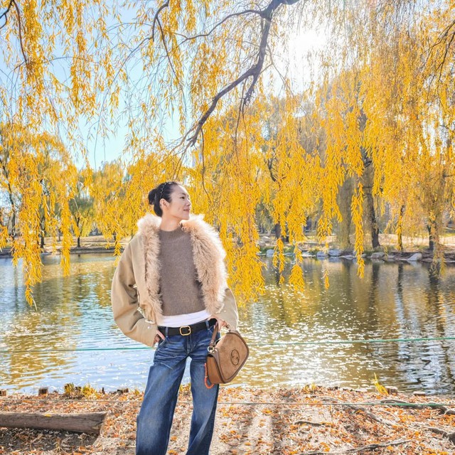 Blazer, chiếc áo khoác đang 'chiếm sóng' mùa đông, đẹp nhất khi mặc cùng quần jeans xanh- Ảnh 6. Blazer, chiếc áo khoác đang 'chiếm sóng' mùa đông, đẹp nhất khi mặc cùng quần jeans xanh- Ảnh 6.