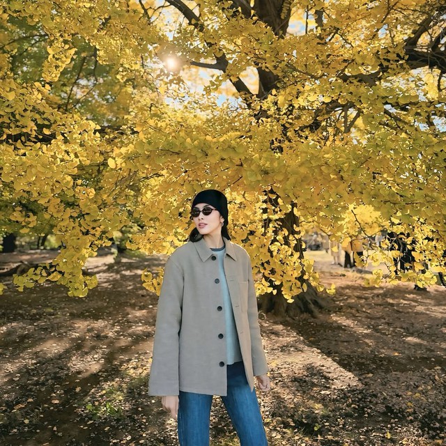 Blazer, chiếc áo khoác đang 'chiếm sóng' mùa đông, đẹp nhất khi mặc cùng quần jeans xanh- Ảnh 8. Blazer, chiếc áo khoác đang 'chiếm sóng' mùa đông, đẹp nhất khi mặc cùng quần jeans xanh- Ảnh 8.