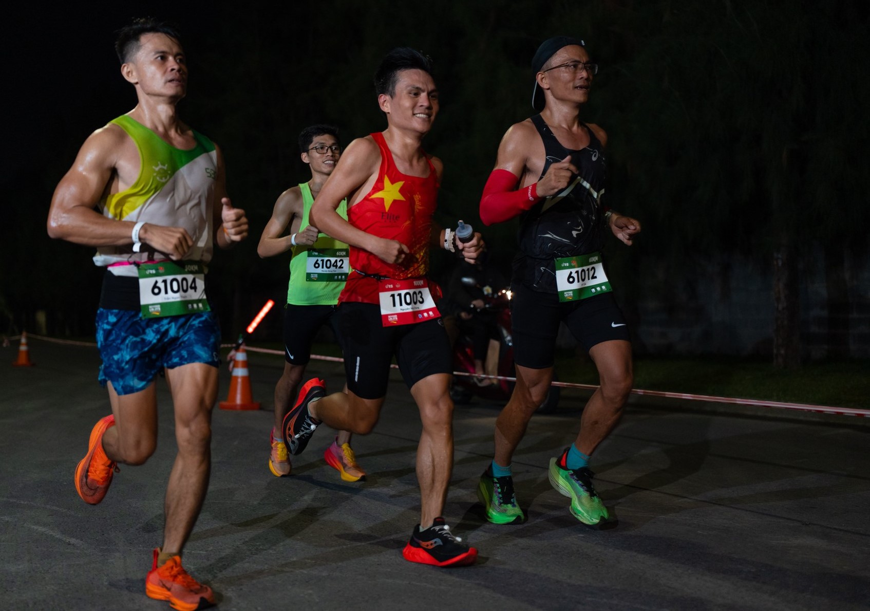 Đổi ngôi thú vị ở giải chạy cự ly siêu dài 100 km tại Việt Nam- Ảnh 2. Đổi ngôi thú vị ở giải chạy cự ly siêu dài 100 km tại Việt Nam- Ảnh 2.