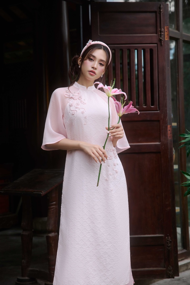 Rộn ràng mùa cuối năm cùng những tà áo dài thanh tú- Ảnh 2. Rộn ràng mùa cuối năm cùng những tà áo dài thanh tú- Ảnh 2.
