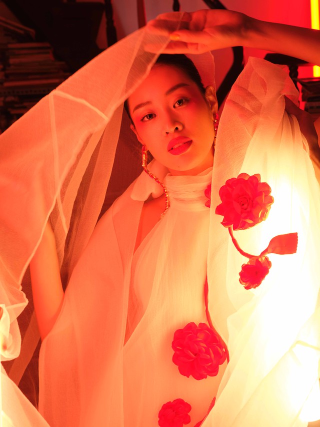 Khánh Vân đọ nhan sắc với Ngọc Châu, Lê Hoàng Phương trong tiệm sách cũ- Ảnh 2. Khánh Vân đọ nhan sắc với Ngọc Châu, Lê Hoàng Phương trong tiệm sách cũ- Ảnh 2.
