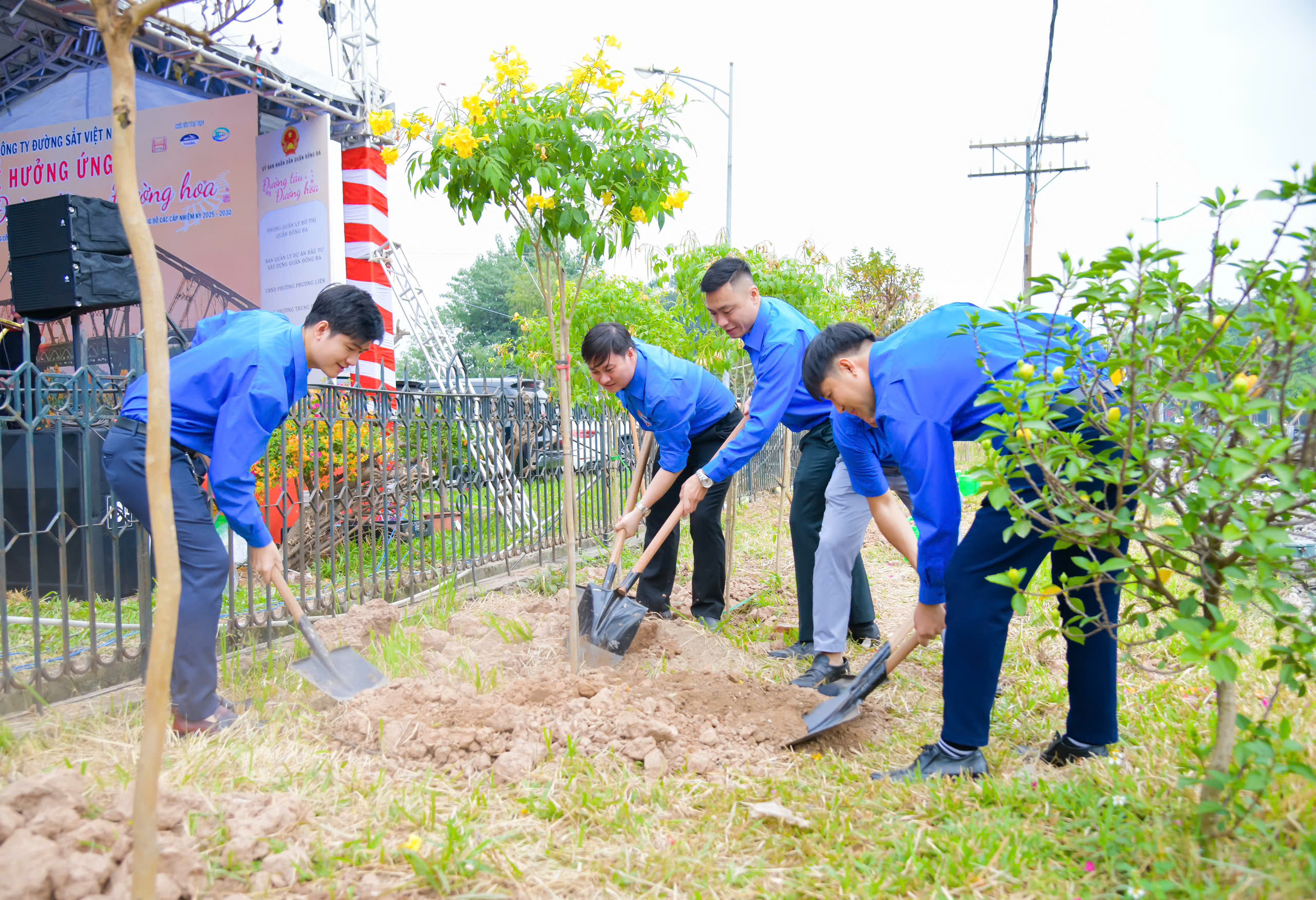 Nối dài đường tàu - đường hoa dài nhất Việt Nam qua Thủ đô- Ảnh 3. Nối dài đường tàu - đường hoa dài nhất Việt Nam qua Thủ đô- Ảnh 3.