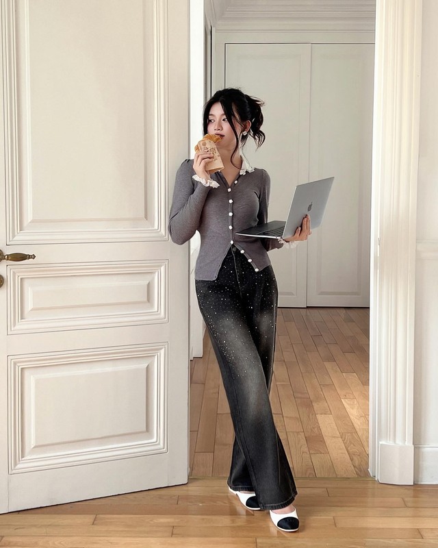 Tạo phong cách riêng biệt với quần jeans từ đường phố đến công sở- Ảnh 8. Tạo phong cách riêng biệt với quần jeans từ đường phố đến công sở- Ảnh 8.