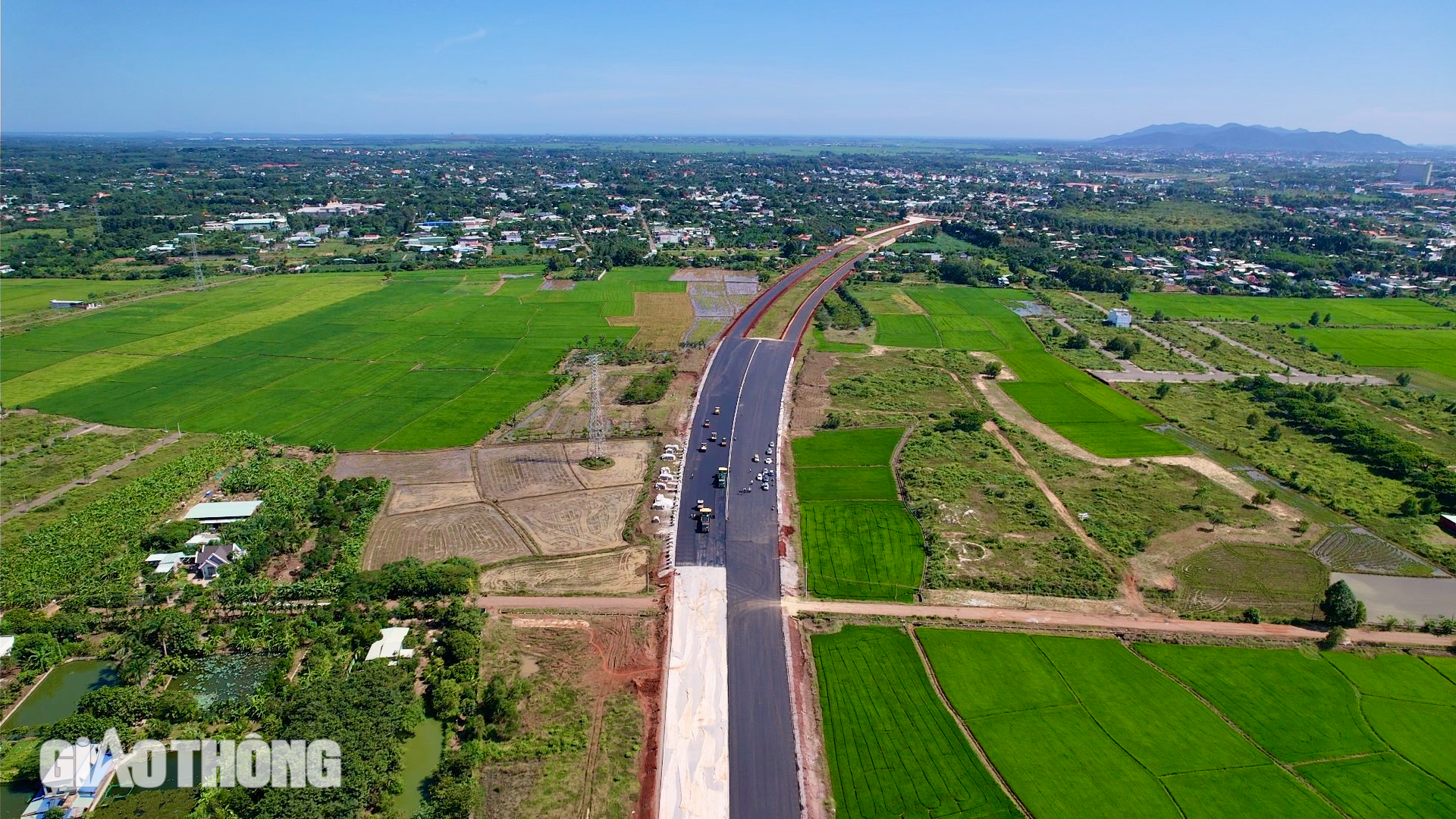 Gỡ điểm nghẽn hạ tầng để vùng Đông Nam Bộ tăng trưởng hai con số- Ảnh 7. Gỡ điểm nghẽn hạ tầng để vùng Đông Nam Bộ tăng trưởng hai con số- Ảnh 7.
