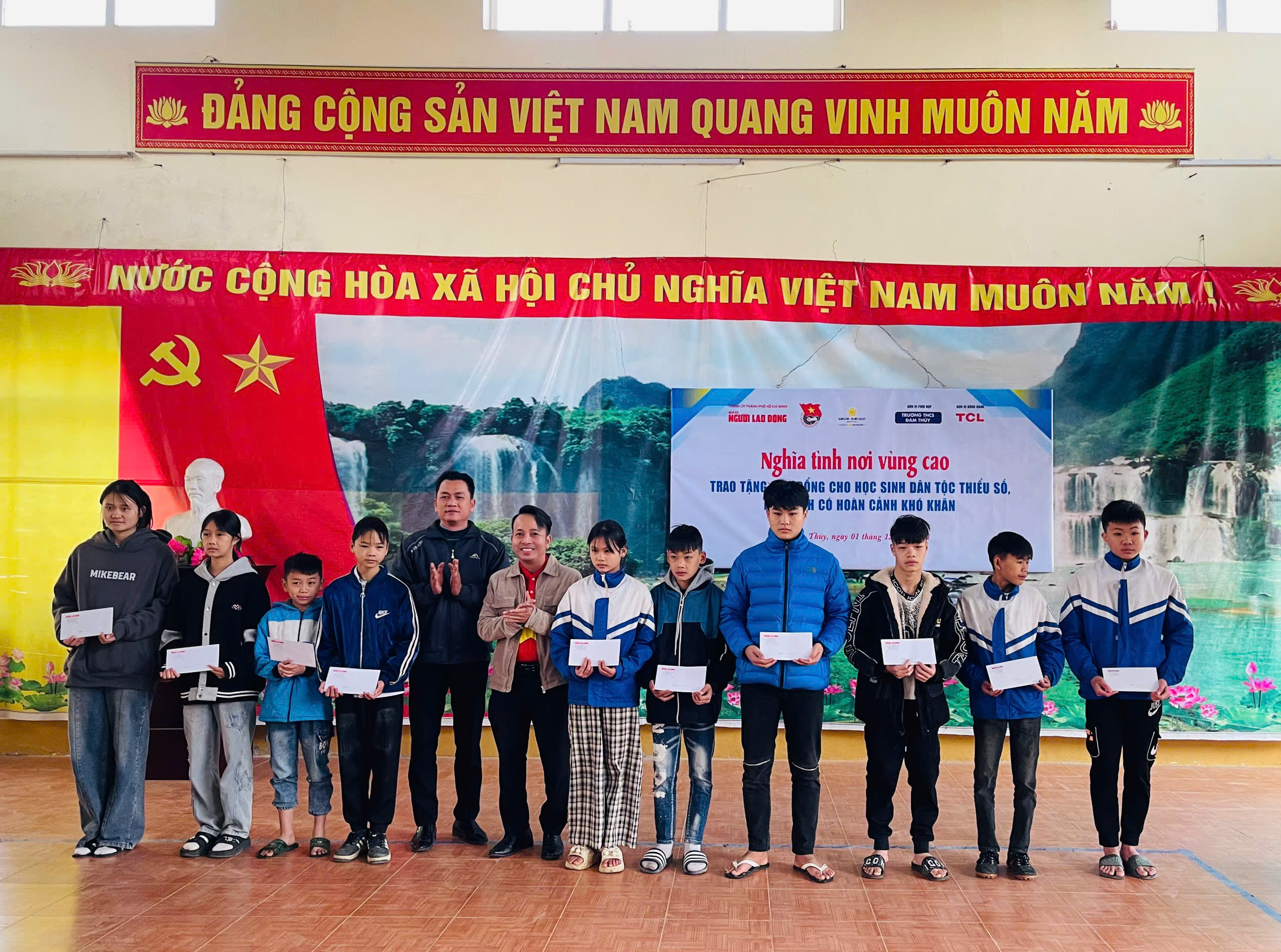 Ấm áp nghĩa tình gửi đến học sinh vùng cao Đàm Thủy- Ảnh 3. Ấm áp nghĩa tình gửi đến học sinh vùng cao Đàm Thủy- Ảnh 3.