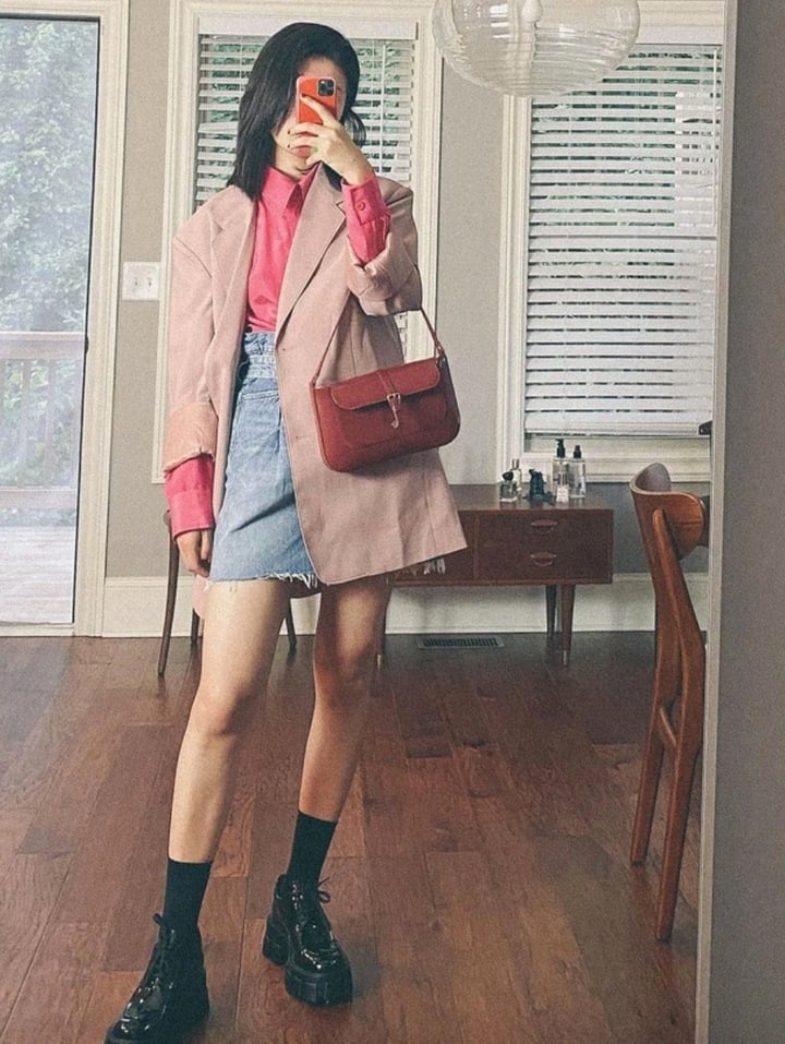 Diện áo blazer và chân váy ngắn denim giúp chị em tôn được vẻ cá tính. Phong cách này cũng giúp các nàng "ăn gian" được tuổi thật.