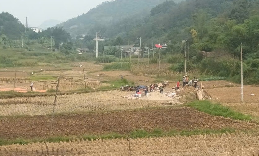 Mặc dù là địa bàn có diện tích tự nhiên chiếm ¾ diện tích tự nhiên của cả nước nhưng diện tích đất canh tác ở khu vực miền núi, vùng đồng bào DTTS chỉ chiếm khoảng ¼ diện tích đất canh tác của cả nước. (trong ảnh: Diện tích đất sản xuất xen kẹt ở xóm 2, xã Chu Trinh, TP. Cao Bằng, tỉnh Cao Bằng - Ảnh chụp ngày 03/11/2024) Mặc dù là địa bàn có diện tích tự nhiên chiếm ¾ diện tích tự nhiên của cả nước nhưng diện tích đất canh tác ở khu vực miền núi, vùng đồng bào DTTS chỉ chiếm khoảng ¼ diện tích đất canh tác của cả nước. (trong ảnh: Diện tích đất sản xuất xen kẹt ở xóm 2, xã Chu Trinh, TP. Cao Bằng, tỉnh Cao Bằng - Ảnh chụp ngày 03/11/2024)