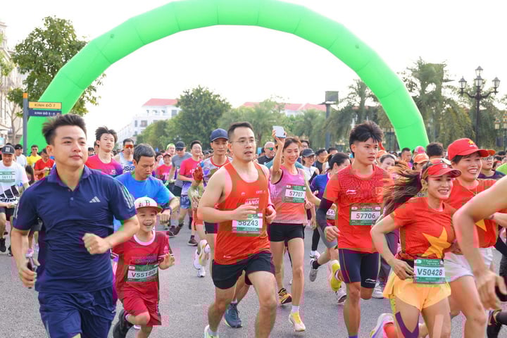 Thử sức với đường chạy đầy năng lượng trong không khí Giáng sinh rộn ràng và nhận những quà hấp dẫn.