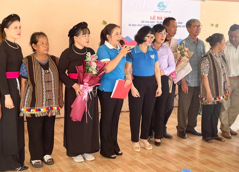 Thực hiện Dự án 8 của Chương trình MTQG 1719, Hội LHPN tỉnh Đồng Nai đã thành lập “Tổ truyền thông cộng đồng” và tổ chức hoạt động truyền thông “Xóa bỏ hủ tục tại vùng đồng bào dân tộc” tại xã Phú Bình (huyện Tân Phú) và xã Xuân Phú (huyện Xuân Lộc). Thực hiện Dự án 8 của Chương trình MTQG 1719, Hội LHPN tỉnh Đồng Nai đã thành lập “Tổ truyền thông cộng đồng” và tổ chức hoạt động truyền thông “Xóa bỏ hủ tục tại vùng đồng bào dân tộc” tại xã Phú Bình (huyện Tân Phú) và xã Xuân Phú (huyện Xuân Lộc).