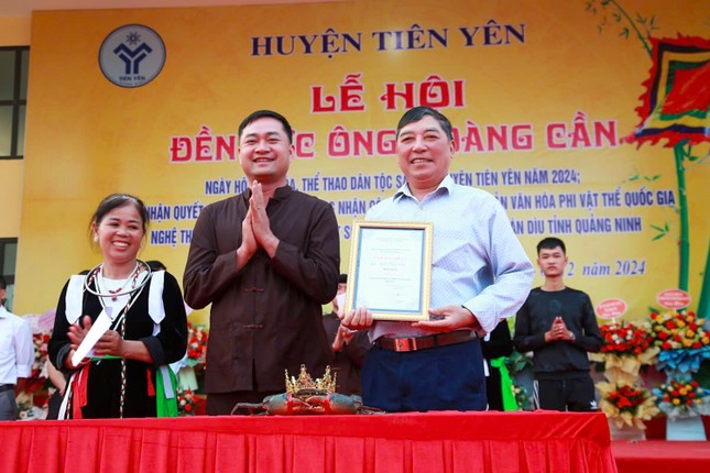 Độc lạ đệ nhất cua biển được trao vương miện như hoa hậu ảnh 8