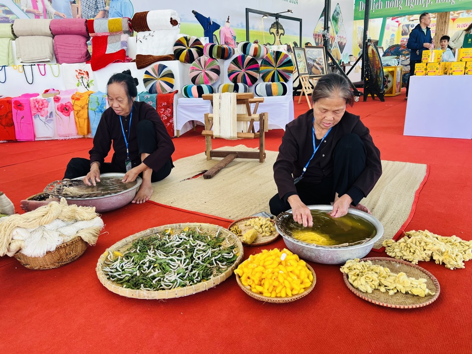 Khu thao tác và trình diễn tay nghề của các nghệ nhân làng nghề tại Festival. Ảnh: Ánh Ngọc