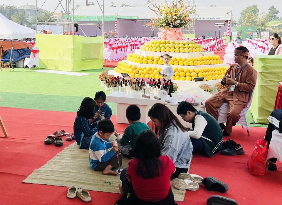 Khách tham quan trải nghiệm làm tò he tại Festival. Ảnh: Ánh Ngọc