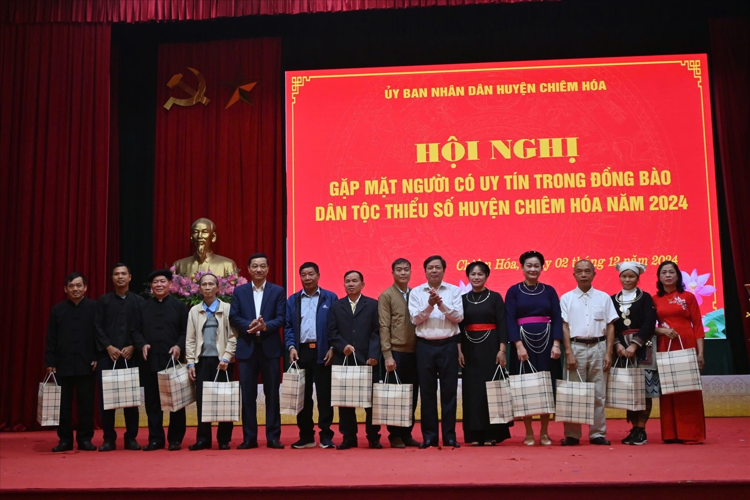 Lãnh đạo huyện Chiêm Hóa tặng quà cho Người có uy tín năm 2024 Lãnh đạo huyện Chiêm Hóa tặng quà cho Người có uy tín năm 2024