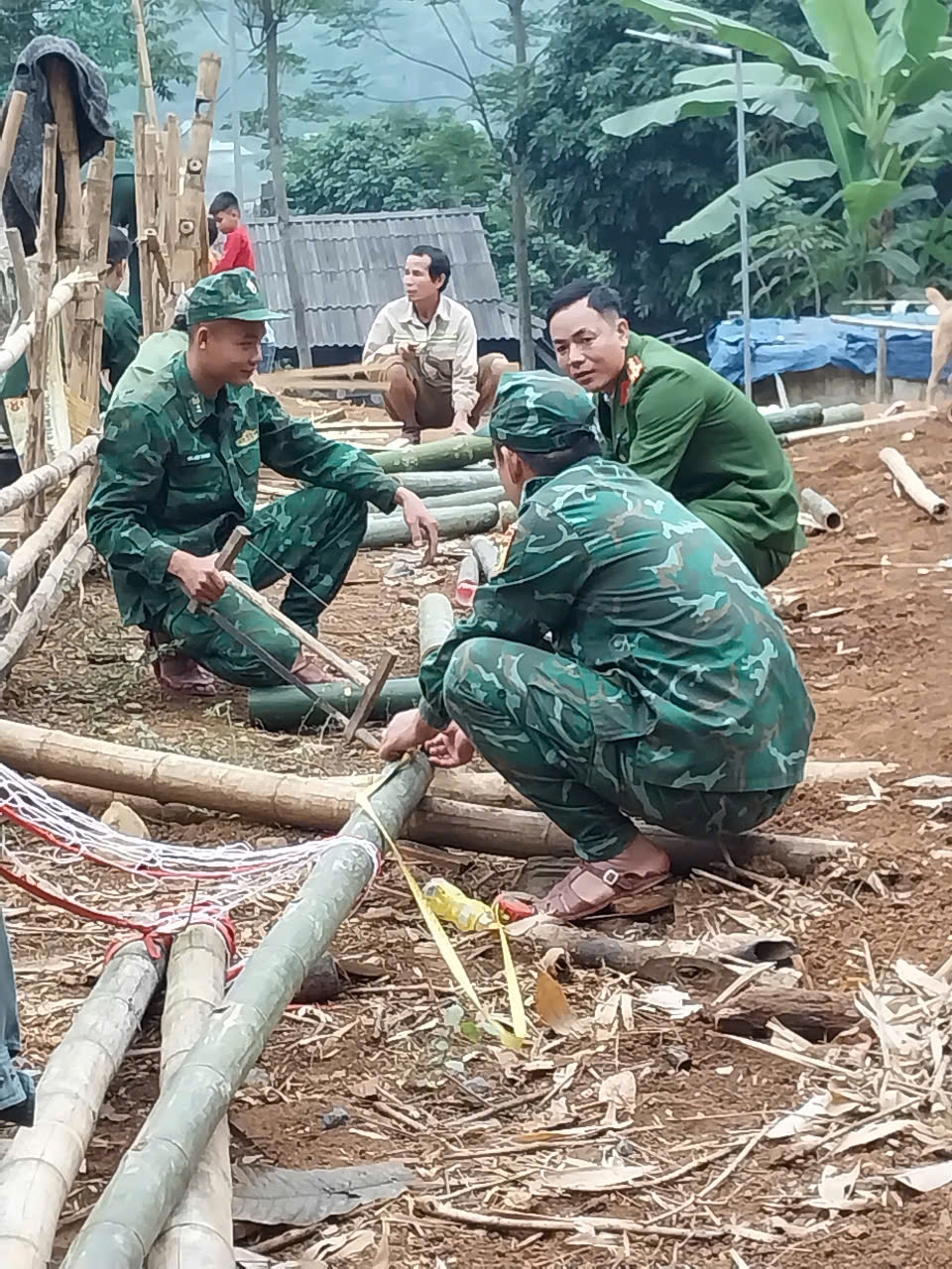 Lực lượng vũ trang giúp dân làm nhà cho hộ nghèo, hộ gia đình chính sách, hộ còn khó khăn về nhà ở tại bản Ho, xã Hiền Kiệt Lực lượng vũ trang giúp dân làm nhà cho hộ nghèo, hộ gia đình chính sách, hộ còn khó khăn về nhà ở tại bản Ho, xã Hiền Kiệt