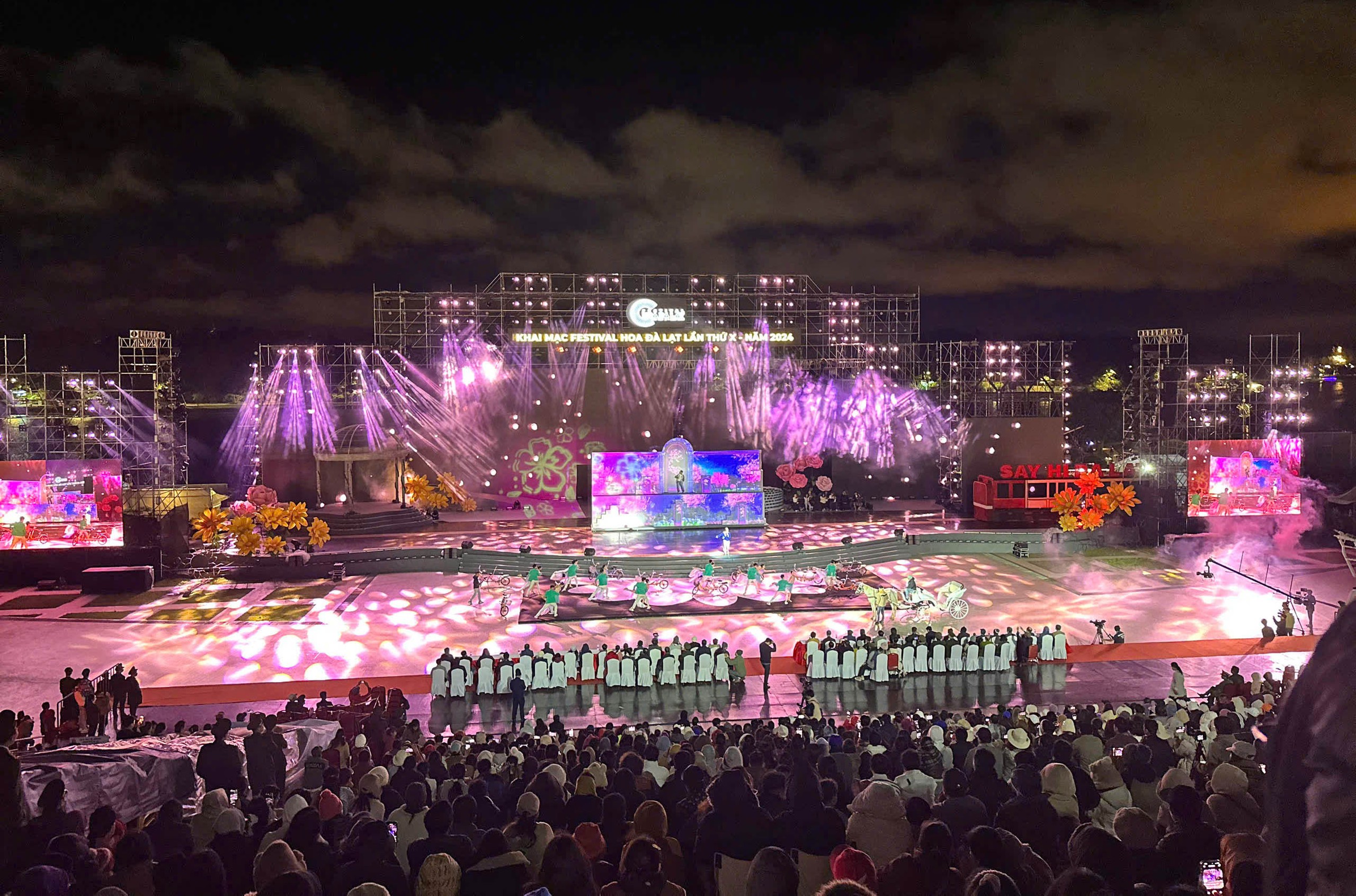 Học sinh Đà Lạt nghỉ học buổi chiều ngày khai mạc Festival hoa- Ảnh 2. Học sinh Đà Lạt nghỉ học buổi chiều ngày khai mạc Festival hoa- Ảnh 2.