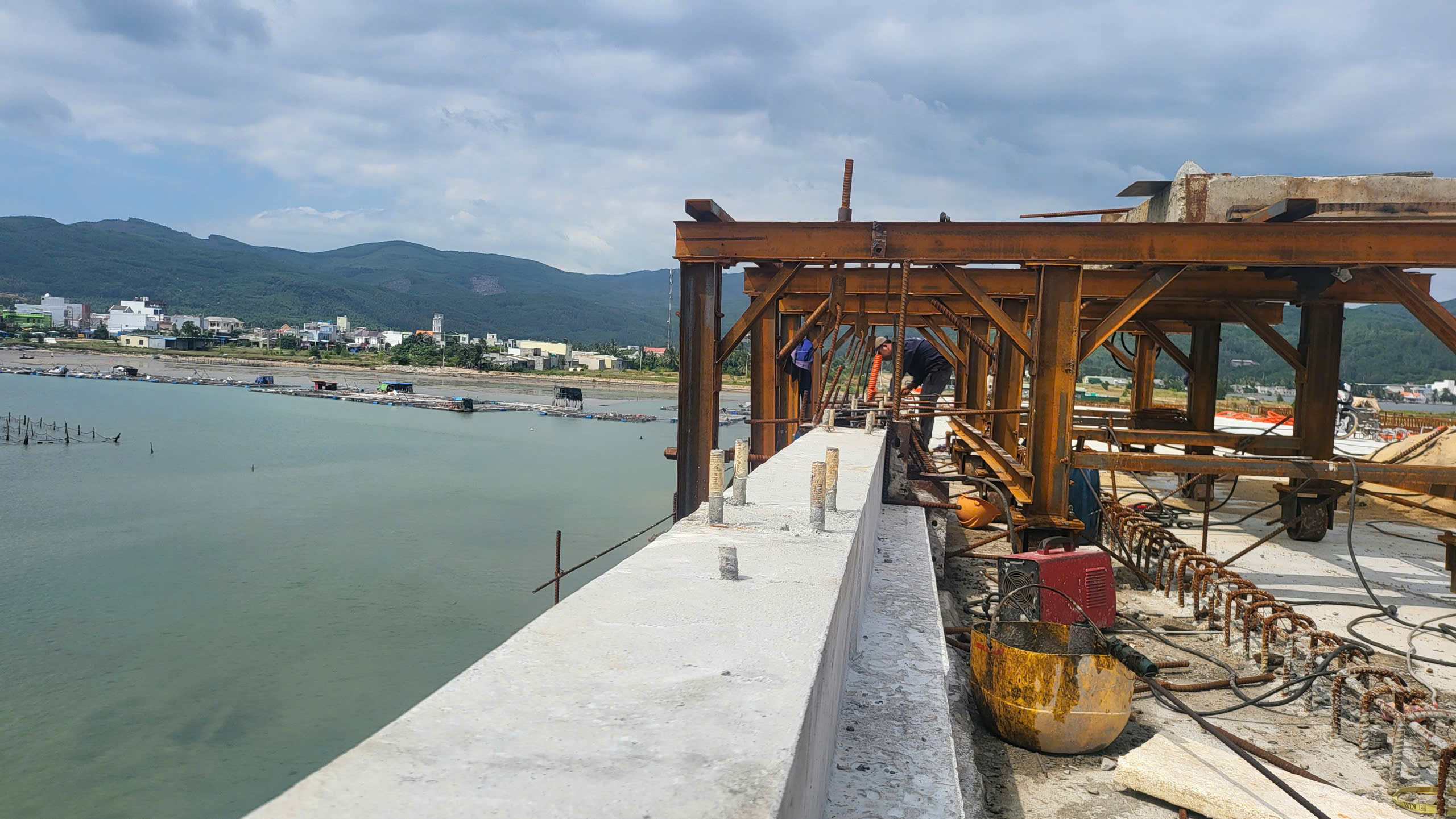 Đua tiến độ quyết hoàn thành cầu Thạnh Đức 265 tỷ đầu năm 2025- Ảnh 3. Đua tiến độ quyết hoàn thành cầu Thạnh Đức 265 tỷ đầu năm 2025- Ảnh 3.