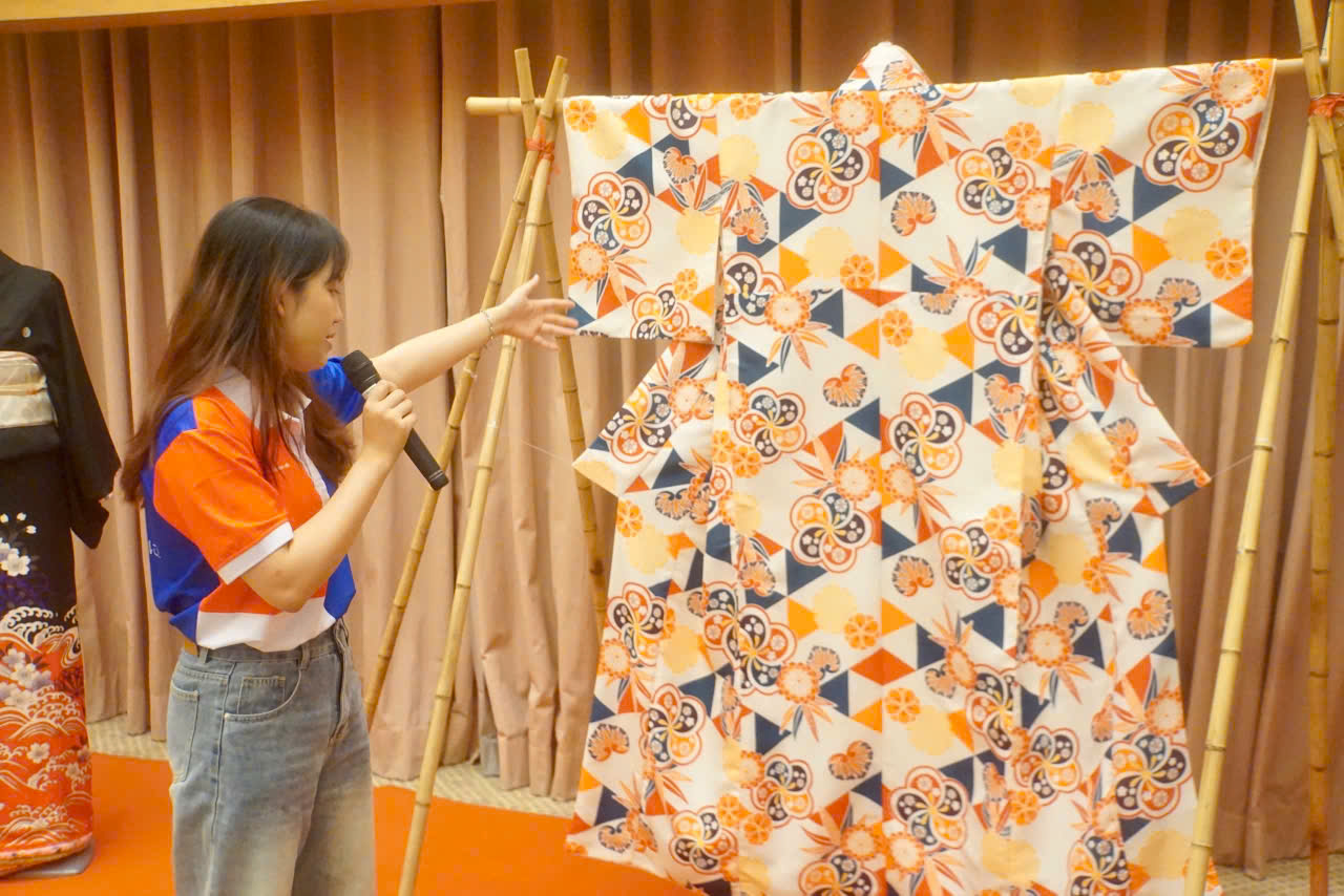 Khám phá vẻ đẹp truyền thống Nhật Bản qua triển lãm kimono- Ảnh 2. Khám phá vẻ đẹp truyền thống Nhật Bản qua triển lãm kimono- Ảnh 2.