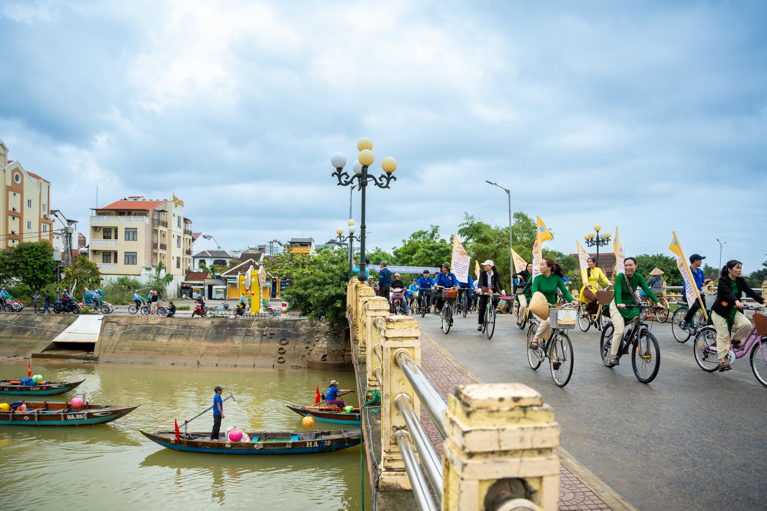Ghe bơi, xích lô diễu hành kỷ niệm 25 năm Hội An là di sản thế giới- Ảnh 3. Ghe bơi, xích lô diễu hành kỷ niệm 25 năm Hội An là di sản thế giới- Ảnh 3.