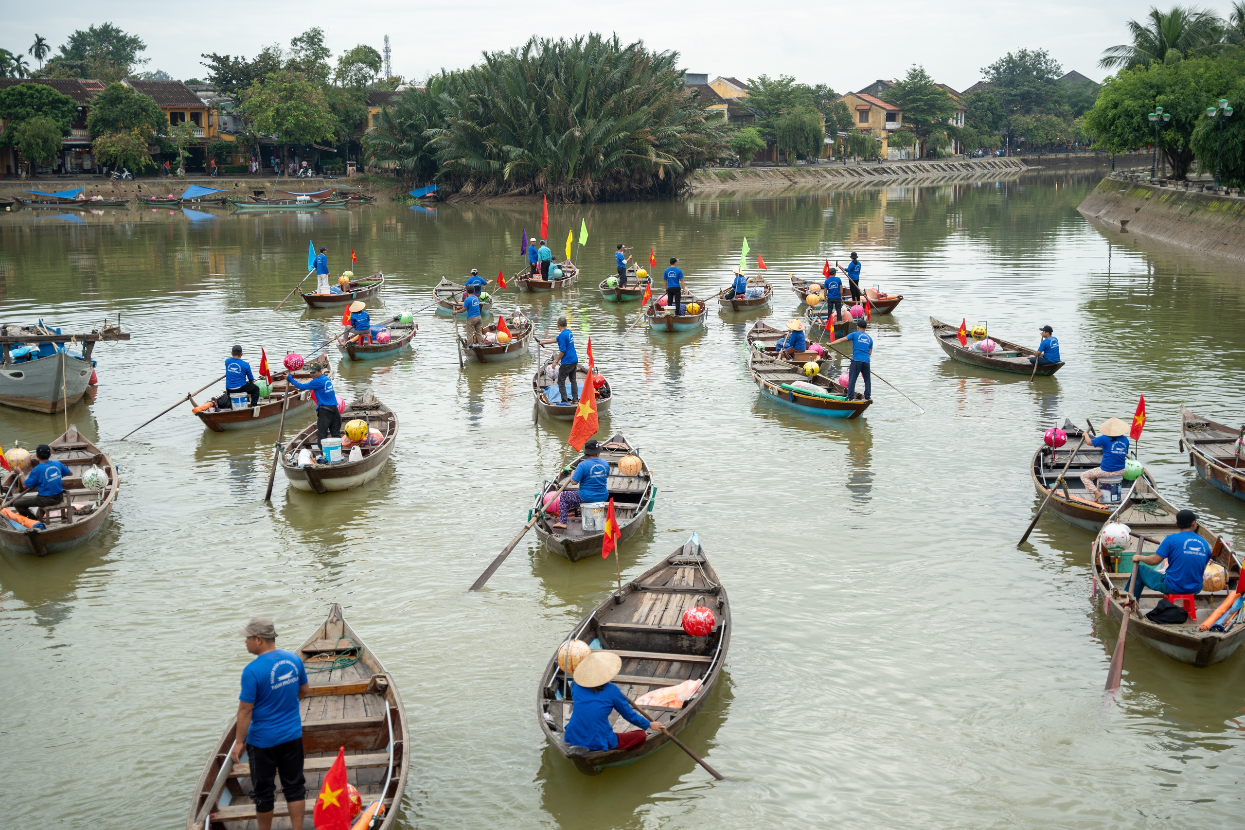 Ghe bơi, xích lô diễu hành kỷ niệm 25 năm Hội An là di sản thế giới- Ảnh 4. Ghe bơi, xích lô diễu hành kỷ niệm 25 năm Hội An là di sản thế giới- Ảnh 4.
