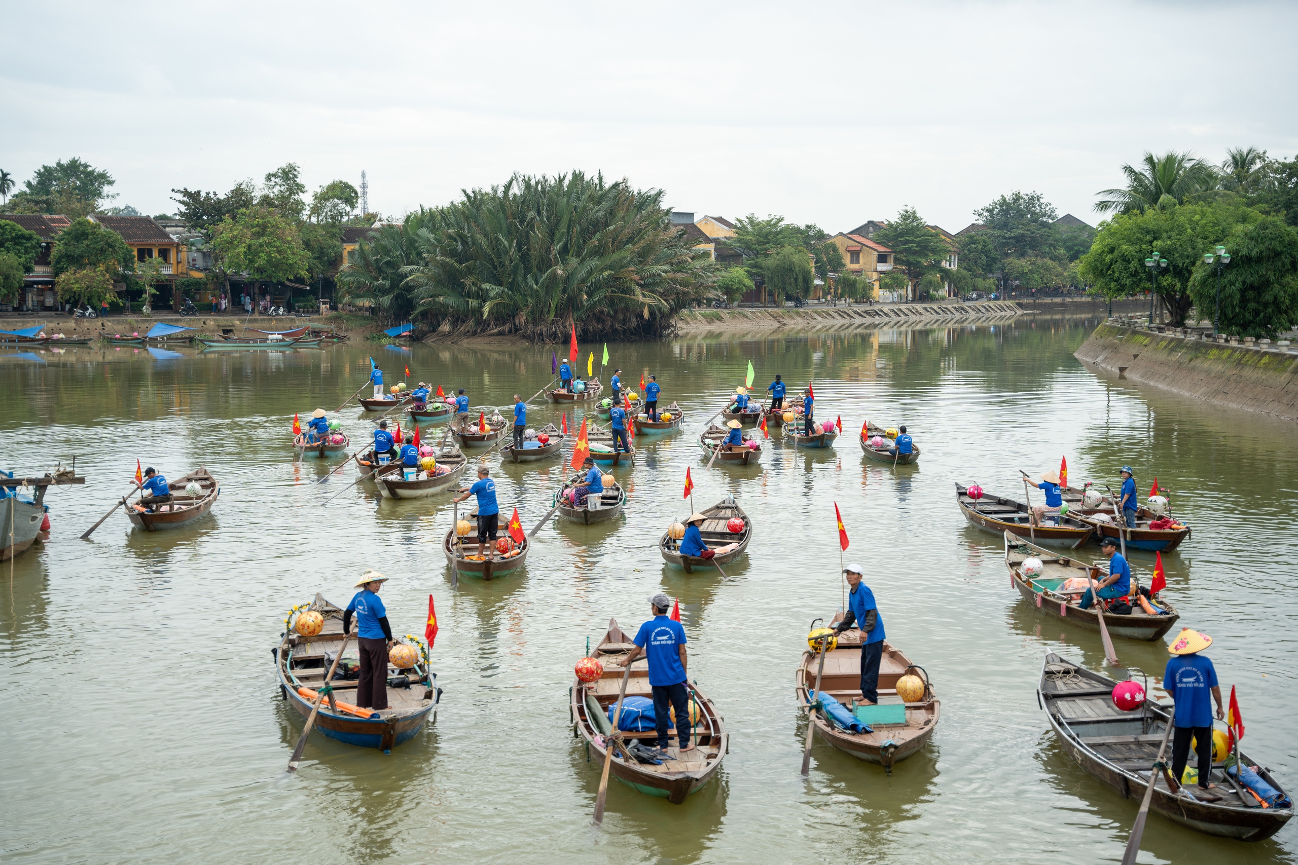 Ghe bơi, xích lô diễu hành kỷ niệm 25 năm Hội An là di sản thế giới- Ảnh 5. Ghe bơi, xích lô diễu hành kỷ niệm 25 năm Hội An là di sản thế giới- Ảnh 5.